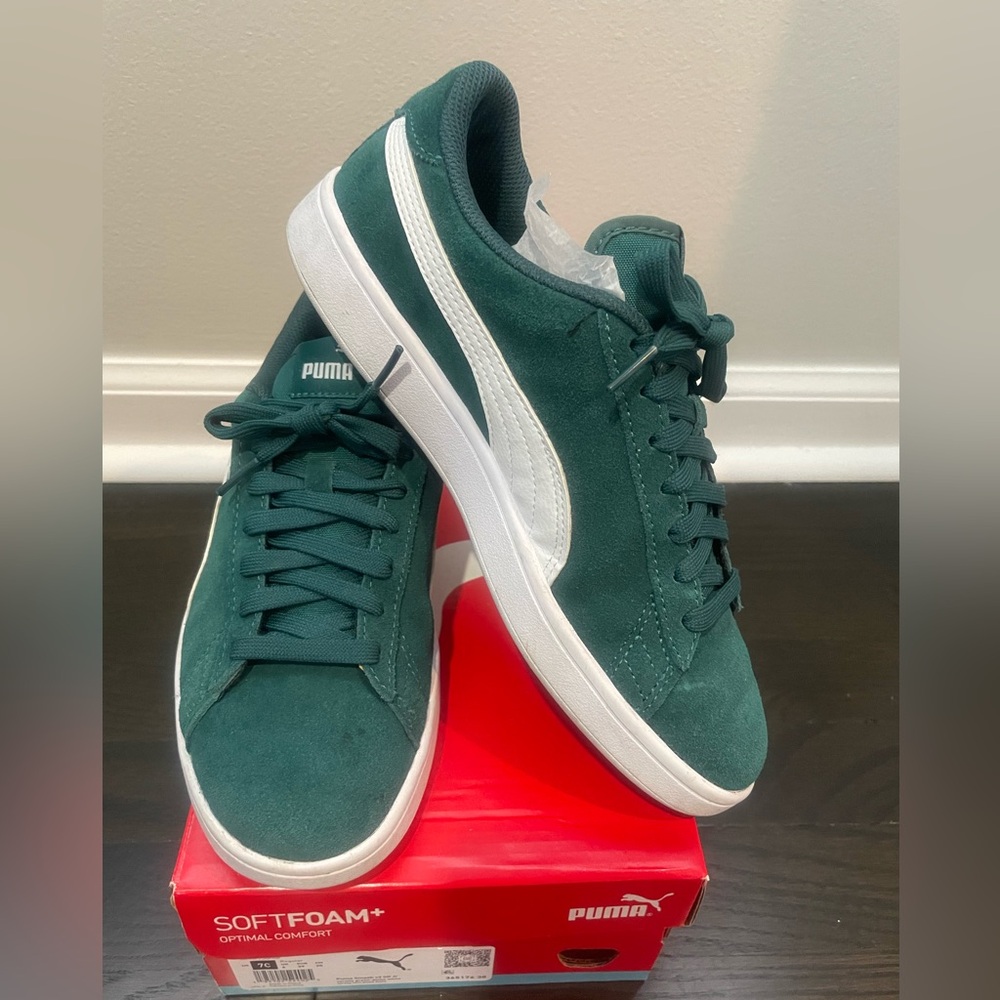 Puma smash v2 Jr Varsity green/white sneakers EUC!!